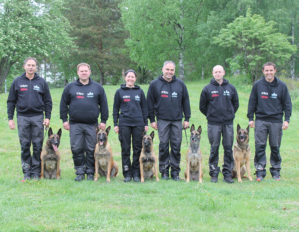 AT02 - Peter Mohr mit Bonny vom Gelben Juwel AT03 - Martin Ballmüller mit Victore de la Montagne Unique AT05 - Bernadette Haginger mit Kléo von den kleinen Helden AT01 - Bernd Sommer mit Irma la Douce vom Satansberg AT04 - Günther Striessnig mit Codex of Crazy Grubers